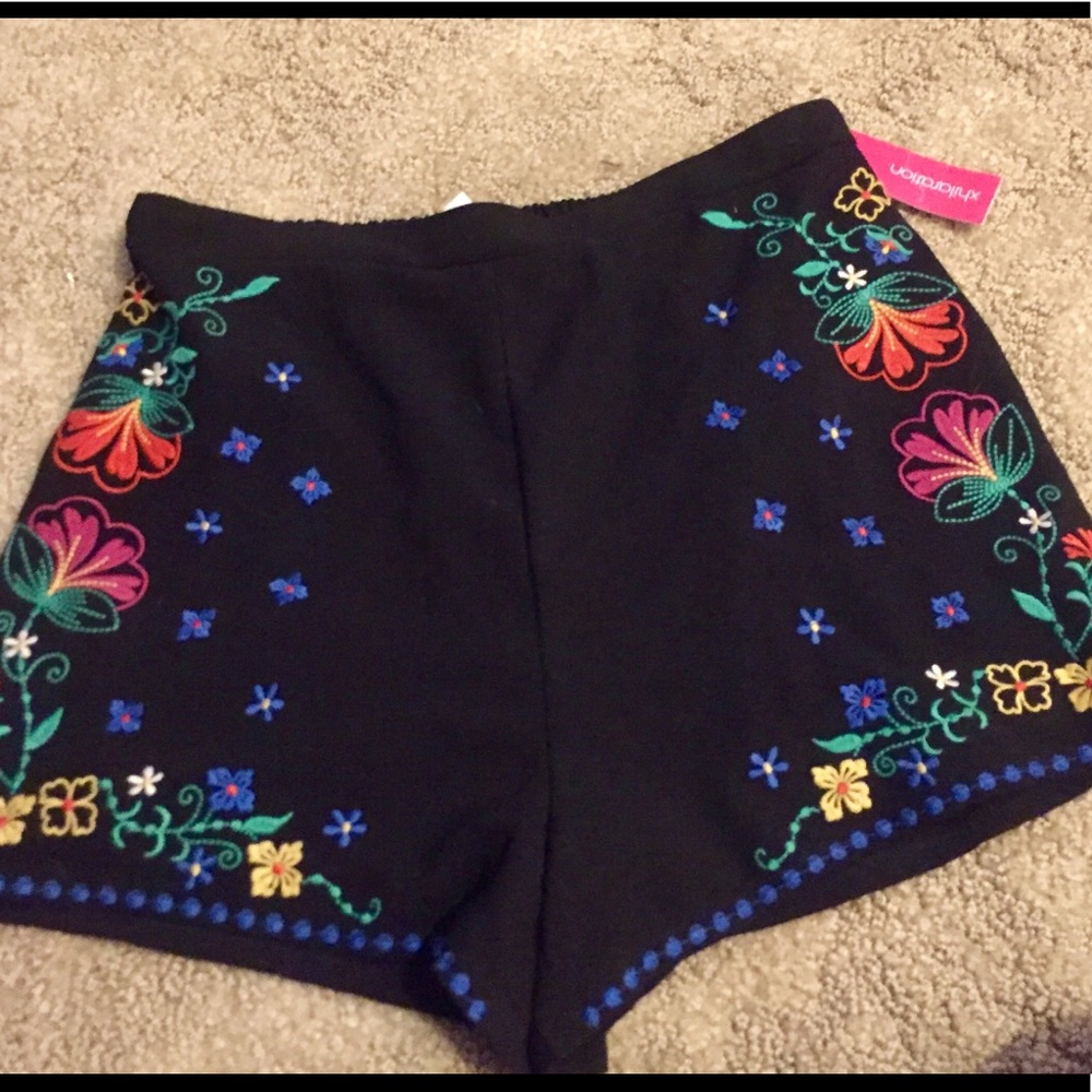 Embroidered high waisted shorts medium